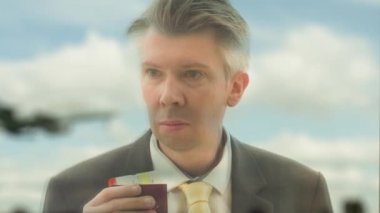 Beyaz bir işadamı bir Havaalanı pencereden dışarı bakıyor yansıması 