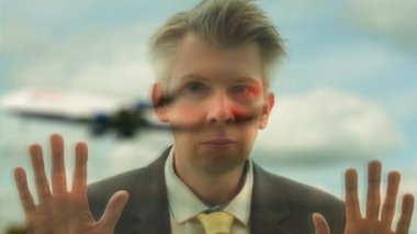 Beyaz bir işadamı bir Havaalanı pencereden dışarı bakıyor yansıması 