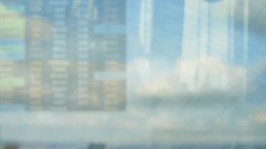 Beyaz bir işadamı bir Havaalanı pencereden dışarı bakıyor yansıması 