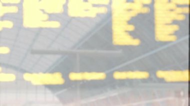 Yansıma bir işadamı bir tren istasyonu pencereden dışarı bakıyor 