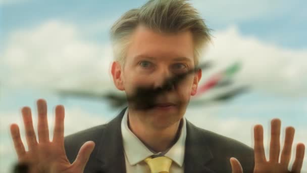 Spiegelbild Eines Kaukasischen Geschäftsmannes Der Aus Einem Flughafenfenster Blickt — Stockvideo