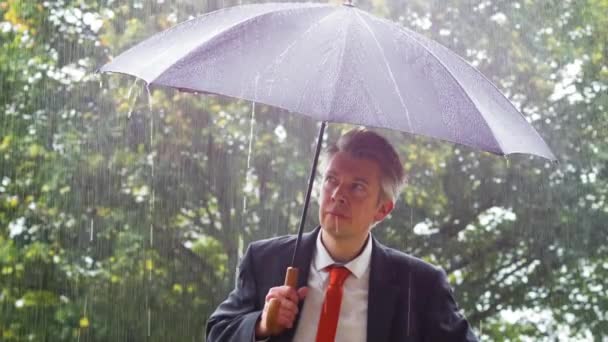 Homme Affaires Caucasien Réfugiant Sous Parapluie Sous Pluie Torrentielle — Video