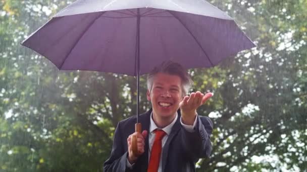 Beyaz Işadamı Sağanak Yağmurda Bir Şemsiye Altında Barınma — Stok video