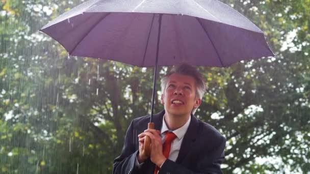 Καυκάσιος Επιχειρηματίας Καταφύγιο Κάτω Από Μια Ομπρέλα Στη Καταρρακτώδης Βροχή — Αρχείο Βίντεο