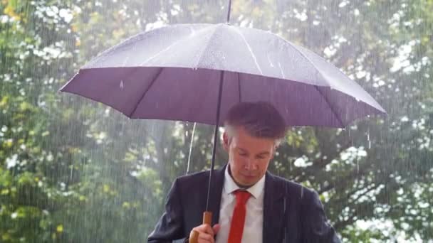 Homem Negócios Caucasiano Abrigando Sob Guarda Chuva Chuva Torrencial — Vídeo de Stock