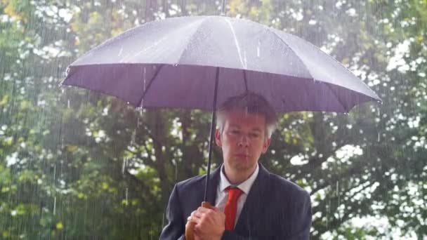 Кавказский Бизнесмен Укрывается Зонтиком Проливным Дождем — стоковое видео