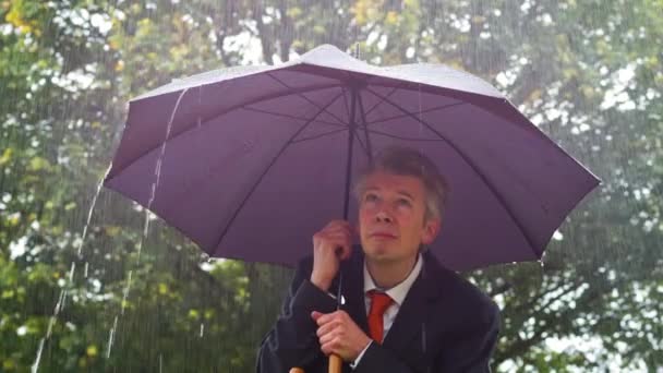 Uomo Affari Caucasico Rifugiato Sotto Ombrello Sotto Pioggia Torrenziale — Video Stock