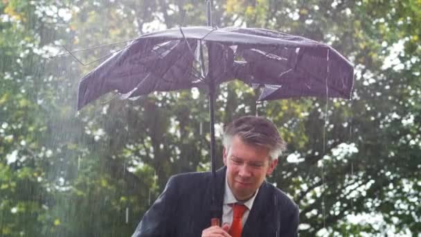 Hombre Negocios Caucásico Refugiándose Bajo Paraguas Roto Bajo Lluvia — Vídeo de stock