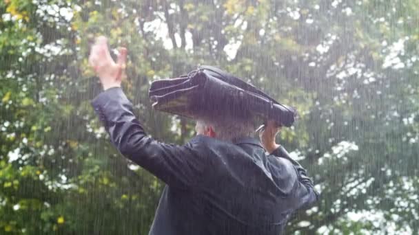 Вид Ззаду Зануреного Бізнесмена Стоїть Під Сумкою Під Дощем — стокове відео