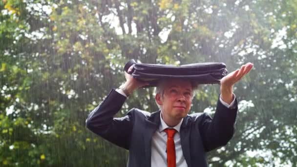 Bakifrån Dränkt Kaukasiska Affärsman Skyddande Hans Väska Regnet — Stockvideo