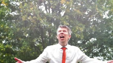 Yağmurda şemsiyesiz sırılsıklam beyaz işadamı oldu 