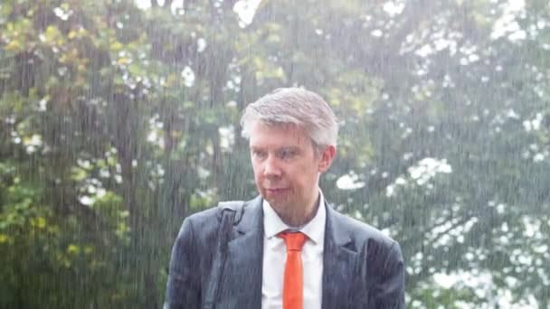 Durchnässter Kaukasischer Geschäftsmann Ohne Regenschirm Regen Erwischt — Stockvideo