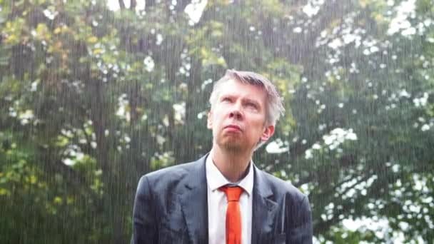 雨の中傘もびしょ濡れになった白人実業家キャッチ — ストック動画