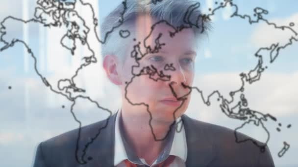 Odraz Podnikatel Hledá Prostřednictvím Mapa Světa — Stock video