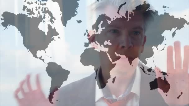 Reflexão Homem Negócios Olhando Através Mapa Mundo — Vídeo de Stock