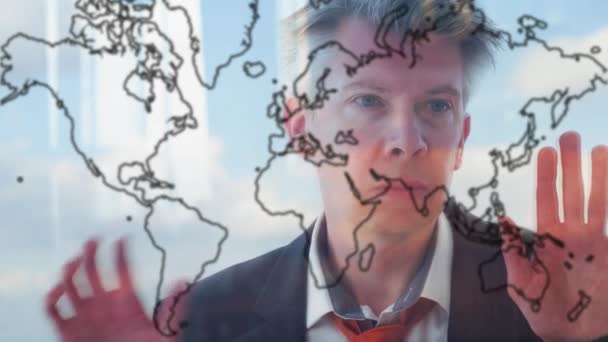Spiegelbild Eines Geschäftsmannes Der Durch Eine Weltkarte Blickt — Stockvideo