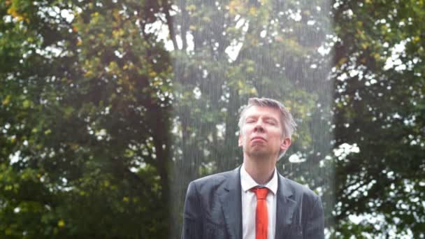 Regendouche Gelokaliseerd Een Zonovergoten Kaukasische Zakenman Betrapt Regen Zonder Een — Stockvideo