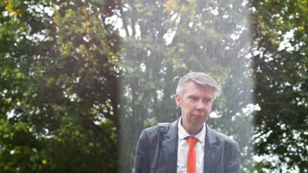 Lokal Regnbyge Våt Forretningsmann Fanget Regnet Uten Paraply – stockvideo