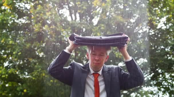 Lokaler Regenschauer Über Einem Durchnässten Kaukasischen Geschäftsmann Der Ohne Regenschirm — Stockvideo