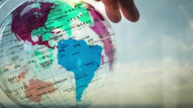 St Albans / İngiltere: 24 Ocak 2018: adam bir küre arayan bir yansımasıdır. Bir dünya Dünya'nın küresel bir modeldir.