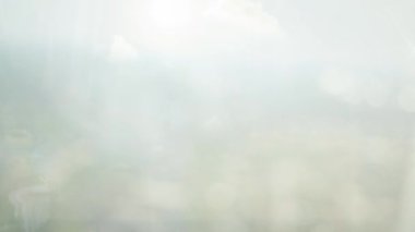 Beyaz bir işadamı karşı bir penceresi parmaklarıyla dokunarak yansıması