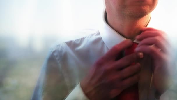 Reflejo Hombre Negocios Caucásico Desatando Corbata Descansando Contra Una Ventana — Vídeos de Stock