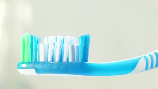 Закрыть Человека Намазывающего Зубную Пасту Зубную Щётку — стоковое видео