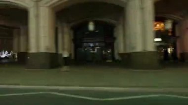 Londra / İngiltere - 06 Şubat 2018: bir araba gece işten eve bir adam commuters olarak kentsel bir sahnenin yan görünümden. Düzenli olarak bir ikamet yeri ve iş yeri arasında seyahat yinelediğini commuting.