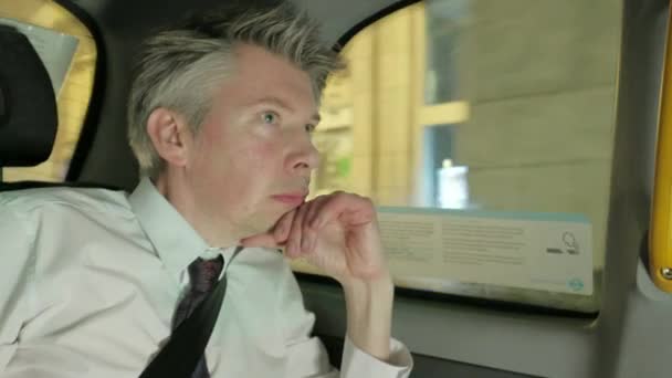 Bir Taksi Gece Arkasında Başarılı Beyaz Adamı — Stok video