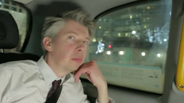 Bir Taksi Gece Arkasında Başarılı Beyaz Adamı — Stok video
