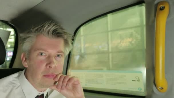 Uomo Affari Caucasico Successo Nel Retro Taxi Notte — Video Stock