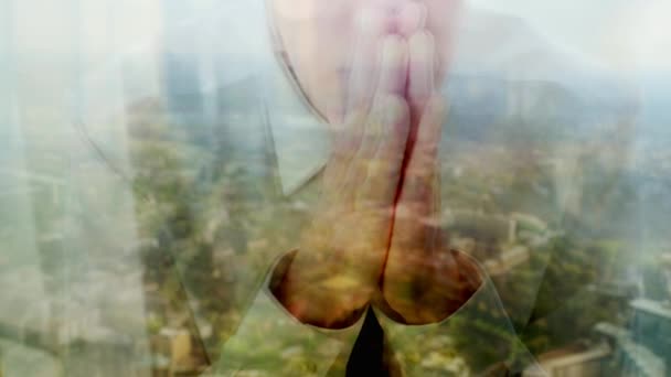 一个白种商人对着窗户祈祷的倒影 — 图库视频影像