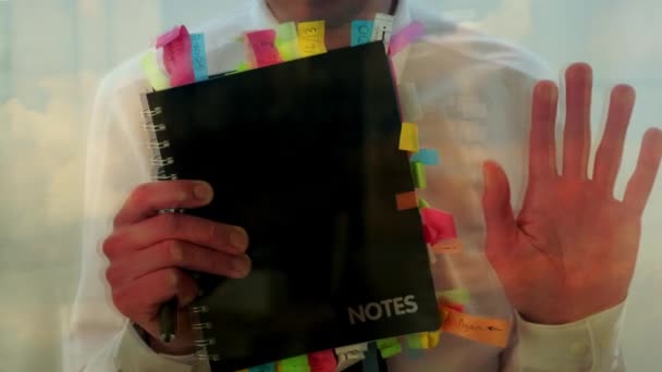 Riflessione Uomo Affari Caucasico Che Brainstorming Con Blocco Note Pieno — Video Stock