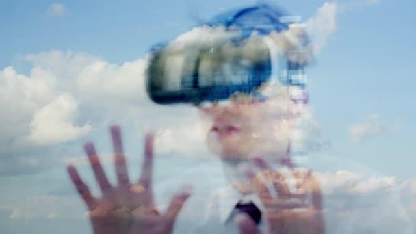 一个白种商人穿着虚拟现实护目镜玩虚拟360游戏的反映 — 图库视频影像