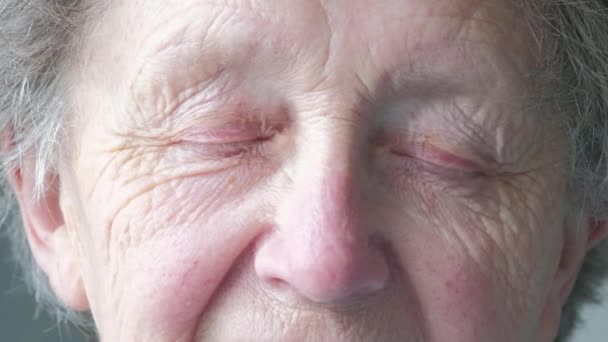 Portrait Une Femme Caucasienne Senior Ouvrant Les Yeux — Video