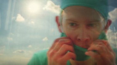 Bir pencereden dışarı bakıyor stresli arıyorsunuz bir beyaz doktor yansıması kadar kapatın