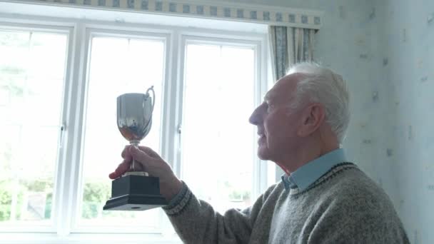 Senior Blanke Man Reinigen Zijn Trofee — Stockvideo