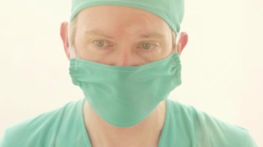 Bir pencereden dışarı bakıyor stresli arıyorsunuz bir beyaz doktor yansıması kadar kapatın