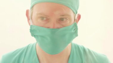 Bir pencereden dışarı bakıyor stresli arıyorsunuz bir beyaz doktor yansıması kadar kapatın