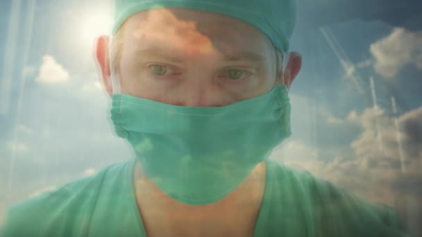 Nahaufnahme Eines Kaukasischen Arztes Der Gestresst Aus Dem Fenster Schaut — Stockvideo