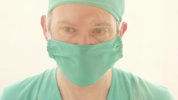Εσωτερικη Αντανάκλαση Του Καυκάσου Γιατρό Ψάχνει Τόνισε Αναζητούν Από Ένα — Αρχείο Βίντεο