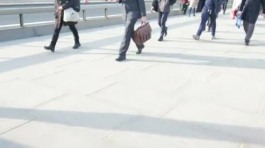 Londra'nın kalabalık saatte yürüyüş commuters görünümünü kişisel bakış açısı Londra köprü