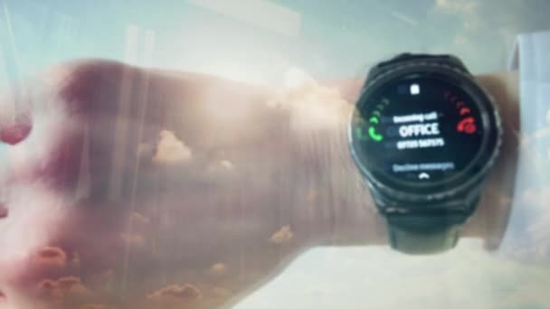 Riflessione Personale Uomo Che Risponde Una Telefonata Uno Smartwatch — Video Stock