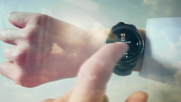 Perspective Personnelle Réflexion Homme Vérifiant Son Pouls Sur Une Smartwatch — Video
