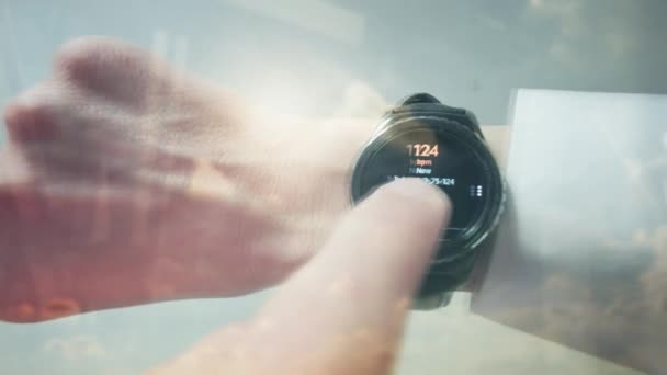 Kişisel Bakış Açısı Yansıma Bir Adamın Kalp Atışları Bir Smartwatch — Stok video