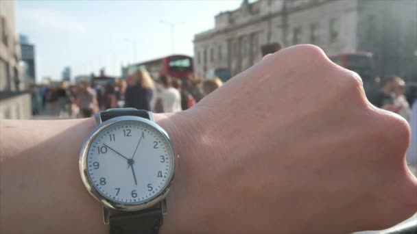 ラッシュアワーのロンドン ブリッジ 時計に近づいて腕時計を身に着けている白人男のスローモーション — ストック動画