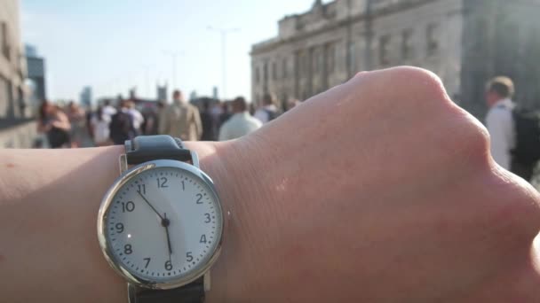 ラッシュアワーのロンドン ブリッジ 時計に近づいて腕時計を身に着けている白人男のスローモーション — ストック動画