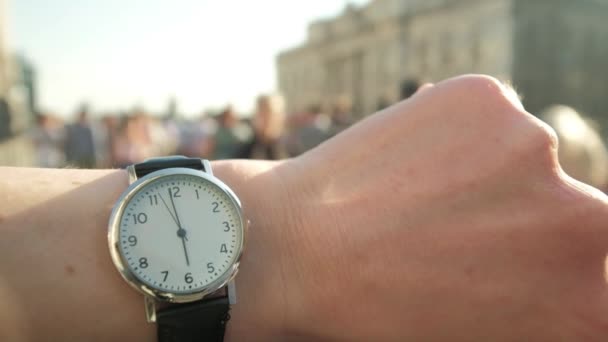 Movimiento Lento Hombre Caucásico Con Reloj Pulsera Acercándose Las Reloj — Vídeo de stock