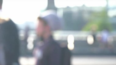 Yayalar Londra Köprüsü arkadan aydınlatmalı Londra Köprüsü üzerinde güneşin karşı bir acele saatte defocussed. Rush hour trafik congestition yollarda ve toplu taşımayla kalabalık en yüksek olduğu gün bir parçasıdır.