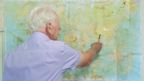 ポッターズ イングランド 2018 次は休暇に行く場所を決定する古い地図を見て年配の白人男性 マップはオブジェクト テーマなど いくつかのスペースの要素間の関係を強調し象徴的な描写 — ストック動画